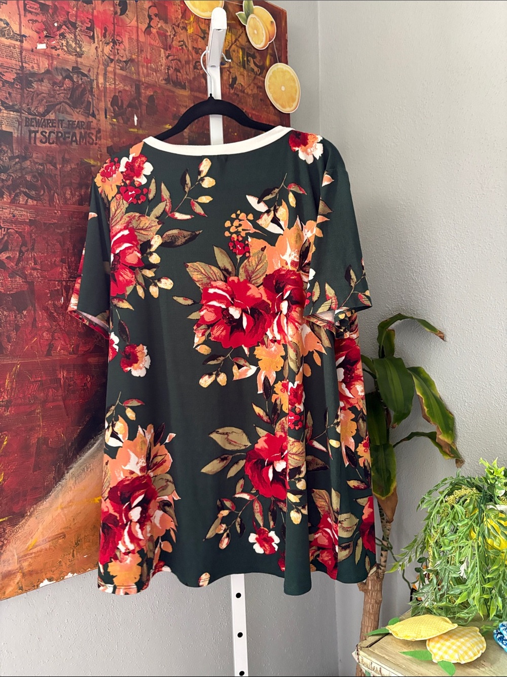 Oddi Floral Short-Sleeve Top in Dark Green with Red Blooms Size 2X - Picture 2 of 2